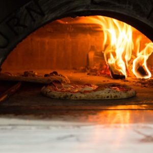pizze-nel-forno-a-legna